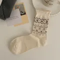 Chaussettes mi-mollet en coton crème avec motifs jacquard d'ours brun et de cerises - Cerise