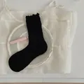 Chaussettes mi-mollet en coton noir avec bords ondulés et texture à côtes fines - Noir