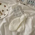 Calze a metà polpaccio in cotone bianco con motivi a maglia di orso e cuore blu - Crema