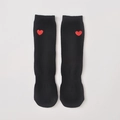 Schwarze mittelhohe Baumwollsocken mit kleiner roter Herzstickerei im minimalistischen Stil - Schwarz