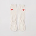 Mittelhohe beige Baumwollsocken mit kleiner roter Herzbestickung am Rippbündchen - Weiß