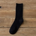 Calcetín negro acanalado de algodón transpirable para hombre sobre madera rústica - Talla única / Negro