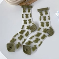 Japanische durchsichtige Wadensocken mit olivgrünem Bärenmuster aus weichem Flockstoff - Einheitsgröße / Armeegrün