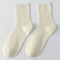 Cremeweiße mittelhohe Rippsocken aus weichem Baumwollstrick für Damen im Sommer - Einheitsgröße / Cremeweiß