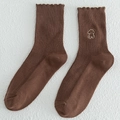 Dunkelbraune Baumwollsocken mit süßer Welpenstickerei und gewelltem Rüschensaum - Kaffeebraun