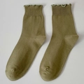 Calcetines de punto de algodón verde oliva con bordes rizados sobre fondo blanco - Verde matcha