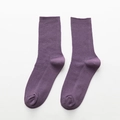 Einfarbige lila Crew-Socken aus Rippstrick aus Baumwolle für einen minimalistischen Look - Johannisbeer-Lila