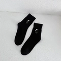 Damen Baumwollsocken in Schwarz mit feiner Gänseblümchen-Stickerei im minimalistischen Stil - Einheitsgröße / Schwarz
