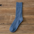 Calcetines deportivos de algodón acanalado en azul niebla vintage sobre fondo madera - Talla única / Azul