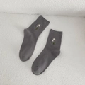 Graue Baumwollsocken mit zarter Gänseblümchen-Stickerei und gerippten Bündchen - Einheitsgröße / Grau