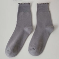 Calcetines grises de algodón a media pantorrilla con bordes rizados y punto acanalado - Gris Suave