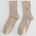 Beigefarbene Baumwollsocken mit Rüschenrand und süßer brauner Hundestickerei - Beige