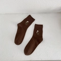Dunkelbraune Socken mit weißer Gänseblümchen-Stickerei und Rippbündchen auf weißem Grund - Einheitsgröße / Dunkelbraun