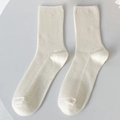 Mittelhohe Baumwollsocken in Cremeweiß mit vertikalem Rippenmuster und verstärkter Ferse - Cremeweiß