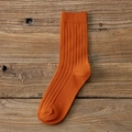 Calcetines de algodón acanalados para hombre en naranja sobre fondo de madera - Talla única / Naranja
