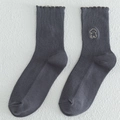 Dunkelgraue gerippte Baumwollsocken mit Wellensaum und einer schlichten Hundestickerei - Rauchgrau