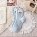 Calze termiche in peluche azzurro con motivo albero di Natale e piccoli pompon rossi - Albero di Natale