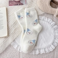 Calze termiche bianche in peluche con motivi di pupazzi di neve blu su tappeto bianco - Pupazzo di Neve Bianco