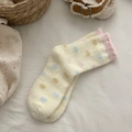 Plüschige Socken in Creme mit bunten Punkten und rosa Strickbündchen für den Winter - Einheitsgröße / Bunte Punkte