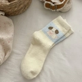 Flauschige cremeweiße und blaue Socken mit süßem Hundestickerei für den Winter - Einheitsgröße / Blauer Hund
