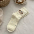 Süße cremefarbene Thermo-Kuschelsocken mit Welpen-Stickerei und bunten Punkten - Einheitsgröße / Gepunkteter Welpe