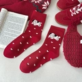 Süße rote Baumwollsocken mit weißen Herzen und flauschigem Hunde-Patch-Detail - Dalmatiner Typ