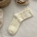 Flauschige cremefarbene Socken mit rosa Wellenmuster und süßem Blumendesign - Einheitsgröße / Mini-Schleifenhalskette