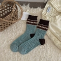 Chaussettes en laine bleue vintage avec talons marrons et motifs géométriques stylés - Motif de torsion