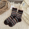 Chaussettes en laine marron rétro avec motifs jacquard colorés et bords à volants roses - Fleur à rayures horizontales