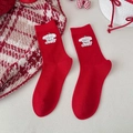 Rote Baumwollsocken mit weißem Hundestickerei und festlichem Winter-Design - Cartoon Welpen Bestickung
