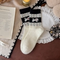 Fair-Isle-Stricksocken mit süßem Cartoon-Hundemuster in Schwarz-Weiß-Finish - Cremeweiß