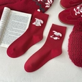 Chaussettes rouges mi-hautes avec patchs lapins en peluche et nœuds satinés festifs - Style Lapin