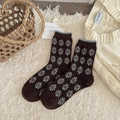 Chaussettes en laine épaisses rétro marron foncé avec motifs floraux pour l'hiver - Motif de fleurs