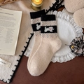 Dicke warme Sherpa-Socken in Beige mit süßem Welpenmuster und schwarzen Bündchen - Khaki