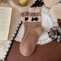Warme braune Fair Isle Socken mit süßer Pudel-Stickerei und geometrischen Mustern - Einheitsgröße / Khaki