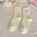 Cremeweiße Plüschsocken mit lila Punkten und niedlicher Katzenstickerei für Damen - Einheitsgröße / Gepunktete Bestickte Katze