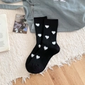 Schwarze gerippte Socken mit weißen Plüschherzen in einer gemütlichen Umgebung - Einheitsgröße / Schwarz