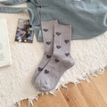 Lila gerippte Crew-Socken mit dunkelvioletten beflockten Herzen auf weißem Plüsch - Einheitsgröße / Hellgrau