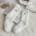 Calcetines blancos acogedores de terciopelo de visón con bordado de manzana roja - Talla única / Manzana Roja