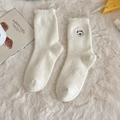 Cremeweiße flauschige Thermosocken mit Bärenstickerei auf gemütlichem Teppich - Einheitsgröße / Braunbär