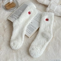 Calcetines blancos de terciopelo de mink con bordado de frutas rojas de invierno - Talla única / Casa Roja