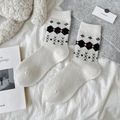 Weiße Wollstricksocken mit rot-schwarzem Rautenmuster im klassischen Retro-Preppy-Stil - Weiß (1 Paar)
