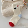 Weiße Cartoon-Socken mit kontrastierter roter Spitze und blauer Fersenbestickung - Ausdruck Stickerei Stil (Cremeweiß)