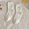Weiche weiße Thermo-Plüschsocken mit süßer Katzenstickerei auf gemütlichem Hintergrund - Einheitsgröße / Weiße Katze