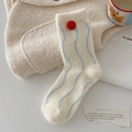 Dicke warme Thermosocken in Creme mit blauer Wellennaht und rotem Bommel-Detail - Roter Bommel Wellenmuster Stil