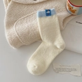Dicke warme Wintersocken in Beige mit blauem Hundeaufnäher und gemütlicher Plüschstruktur - Blauer Stoffetikett Welpenstil