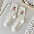 Kuschelige cremeweiße Fleece-Socken mit süßem braunem Welpen und roter Schleife Motiv - Einheitsgröße / Teddyhund
