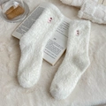 Chaussettes blanches en velours de vison avec broderie oiseau et texture peluche - Taille unique / Petit Arbre Rose