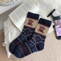 Dicke dunkelblaue Socken aus Wollmischung mit Bärenmotiv und winterlichem Fair-Isle-Muster - Einheitsgröße / Schwarz