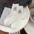Weiße Wollsocken mit süßem grauen Bären-Jacquard und orangefarbener Schleife - Einheitsgröße / Creme